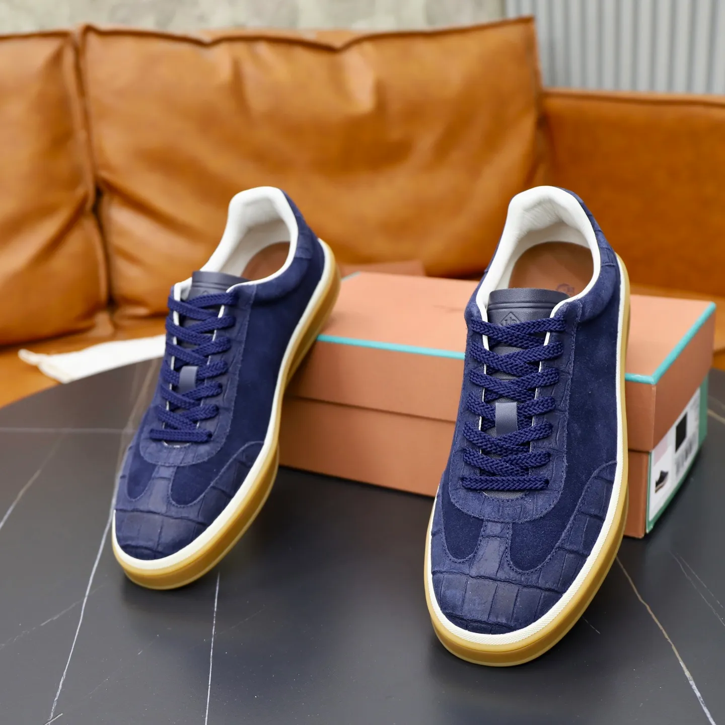 Ex-factory price: 560💰Loro Piana Tennis Walk men’s moral training sneakers! These new textured leather tennis shoes feature an ultra-low-top design for year-round wear and are water-resistant. The wrapped sole creates an effortlessly attractive color combination that harmoniously blends functionality with understated style. The ideal footwear option for urban dressing. The heel is decorated with a soft calfskin tongue with Kummel color inserts and an embossed LP logo. Cotton shoelaces. Material: Upper: Gray woven stitching with cowhide accents! Sole: Rubber lining: Cow leather original rubber sole, excellent foot comfort, complete package! Size: 38-39-40-41-42-43-44 leather shoe size (4546 can be customized)